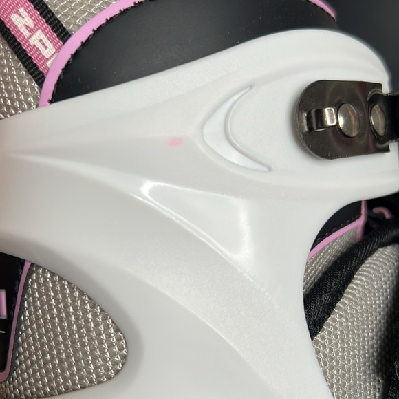 New Adjustable Pink Roller Blades Girls Size L Sizes 3-6 White Black Light Up - Picture 11 of 13